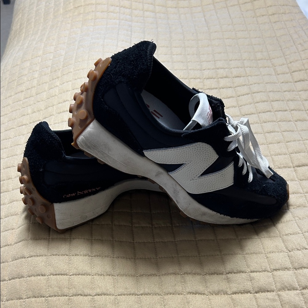 New Balance 327 Women's Black and White Sneakers sz US9